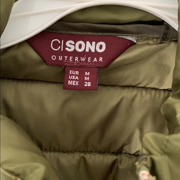 Nice olive green puffer coat!  Size medium - Picture 3 of 4